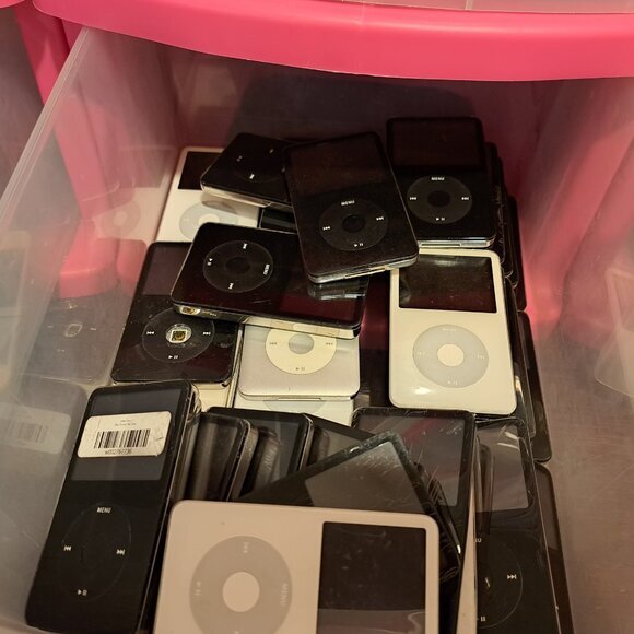 Apple iPod shuffle 2nd generation 1GB 2GB Various Color 1 Year warranty w/ acces - Picture 15 of 16